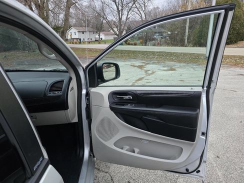 Used 2012 Dodge Grand Caravan SXT FWD image 12