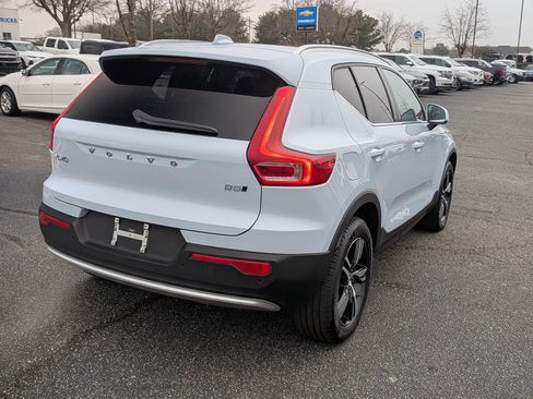 Used 2025 Volvo XC40 B5 Core image 9