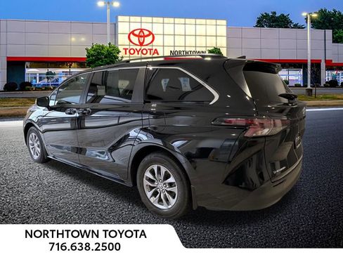 Used 2025 Toyota Sienna LE w/ LE Plus Package image 3