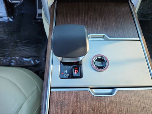 Used 2024 Land Rover Range Rover SE image 16