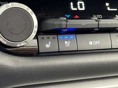 Used 2025 Toyota Tundra Platinum AWD/4WD image 21
