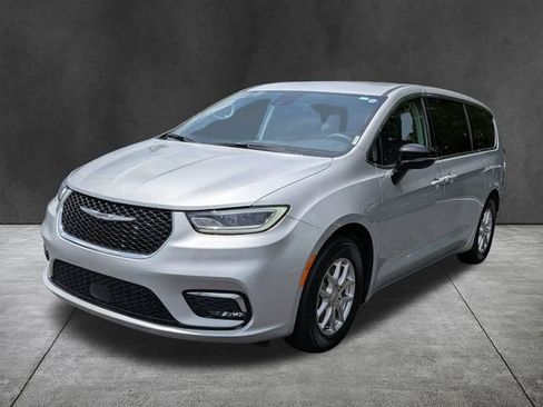 Used 2024 Chrysler Pacifica Touring-L FWD image 8