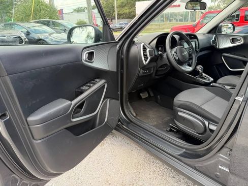 Used 2025 Kia Soul LX w/ LX Technology Package FWD image 6
