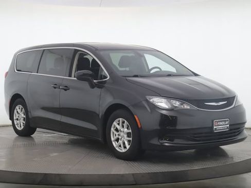 Used 2017 Chrysler Pacifica LX FWD image 2