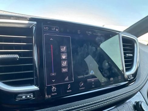 Used 2025 Chrysler Pacifica Limited FWD image 5