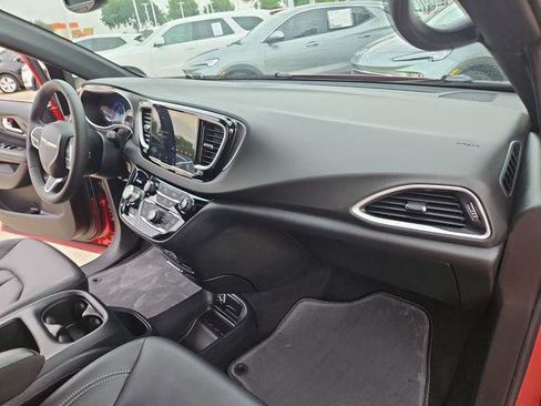 Used 2025 Chrysler Pacifica Select FWD image 25