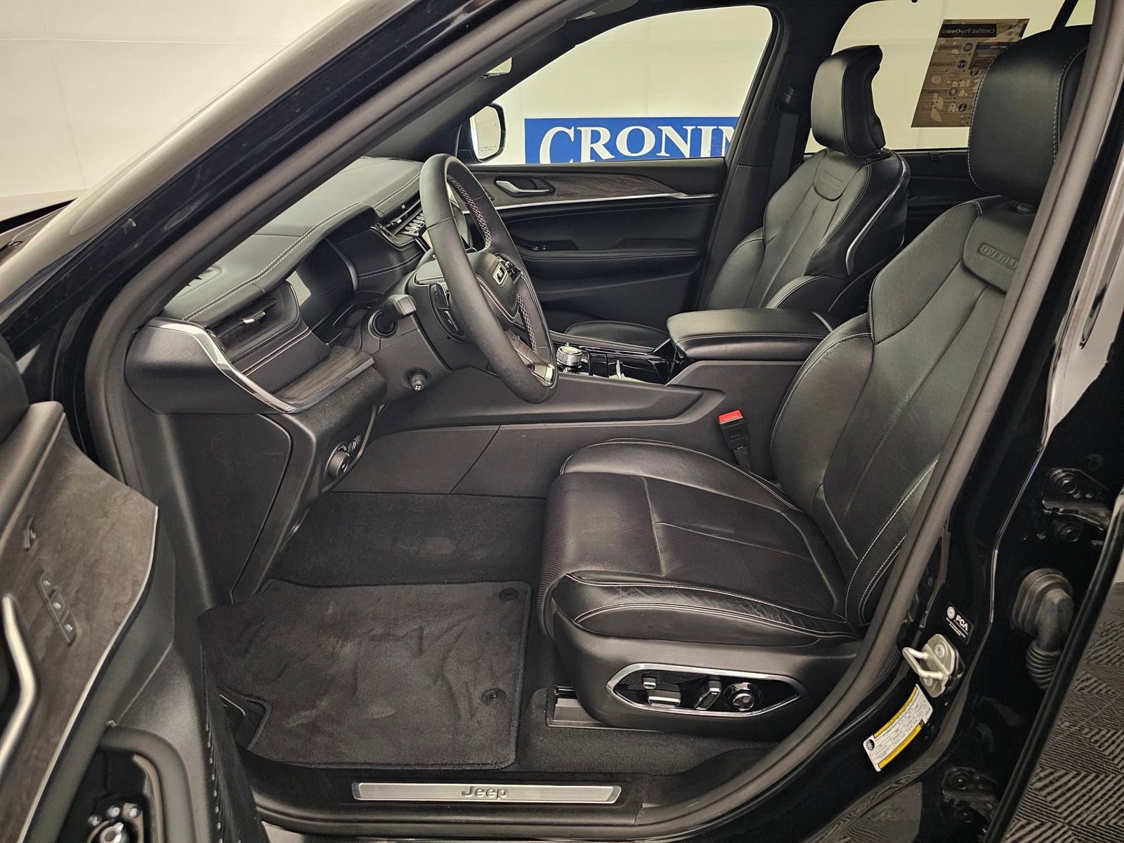 Used 2023 Jeep Grand Cherokee Overland w/ Luxury Tech Group IV AWD/4WD image 4