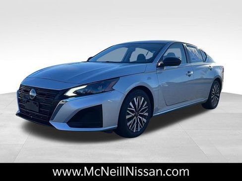 Used 2024 Nissan Altima 2.5 SV image 3