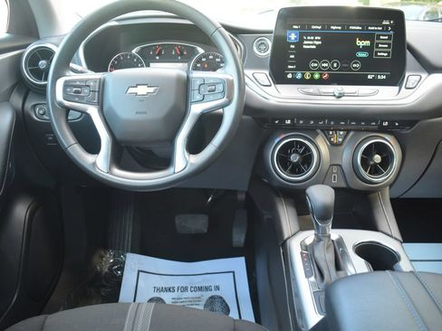 Used 2025 Chevrolet Blazer LT FWD image 3