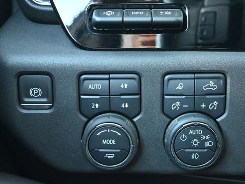 Used 2024 Chevrolet Silverado 1500 ZR2 w/ Technology Package image 28