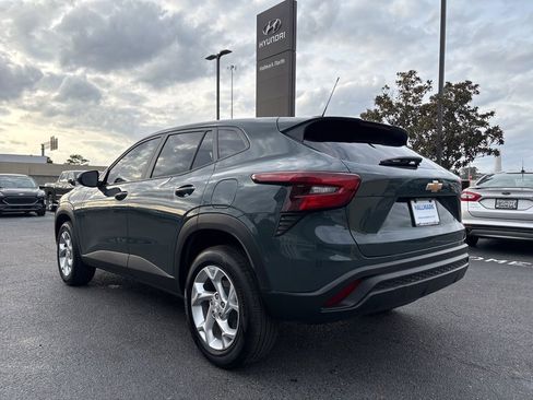 Used 2025 Chevrolet Trax LS w/ LS Convenience Package image 8