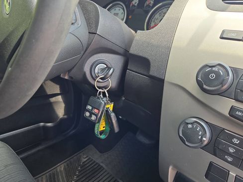 Used 2009 Ford Focus SE FWD image 25