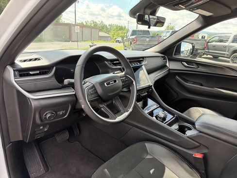 Used 2025 Jeep Grand Cherokee Altitude AWD/4WD image 9