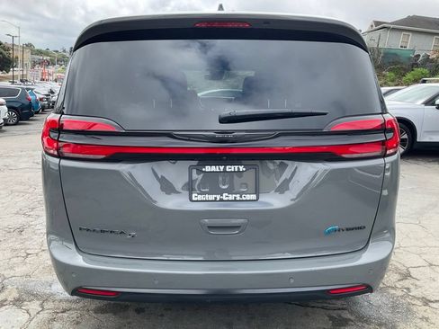 Used 2023 Chrysler Pacifica Limited w/ S Appearance Package FWD image 4