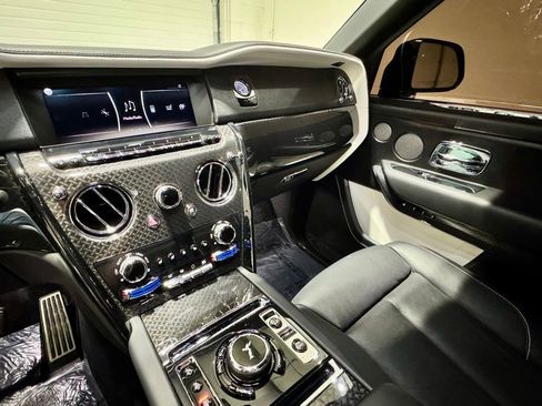 Used 2023 Rolls-Royce Cullinan Black Badge w/ Dark Exterior Package image 20