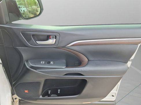 Used 2014 Toyota Highlander Limited image 13