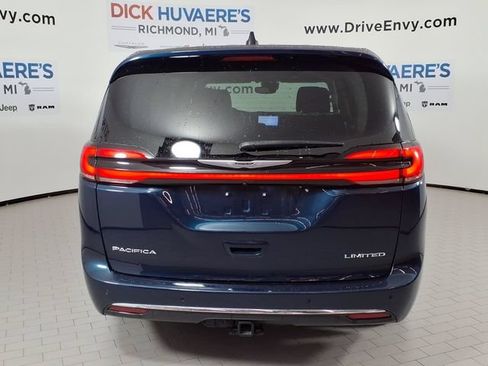 Used 2024 Chrysler Pacifica Limited w/ Trailer Tow Group FWD image 5
