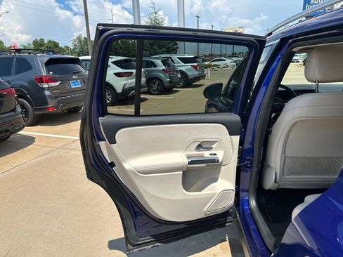 Used 2021 Mercedes-Benz GLB 250 w/ Premium Package image 10