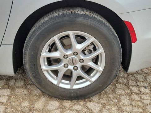 Used 2023 Chrysler Pacifica Touring-L FWD image 12