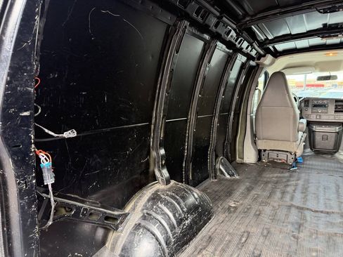 Used 2017 Chevrolet Express 2500 RWD image 24