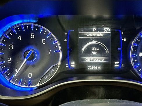 Used 2018 Chrysler Pacifica Touring-L w/ Tire & Wheel Group FWD image 13