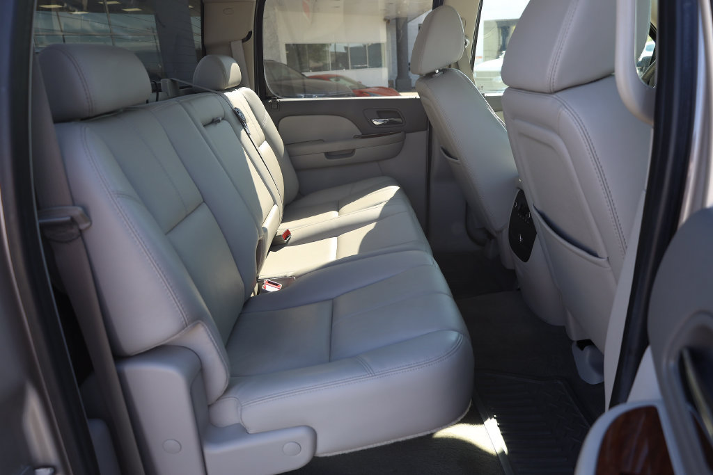Used 2008 GMC Sierra 2500 SLT w/ Z71 Off-Road Package AWD/4WD image 17