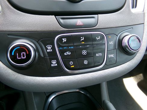 Used 2018 Chevrolet Malibu Hybrid FWD image 16
