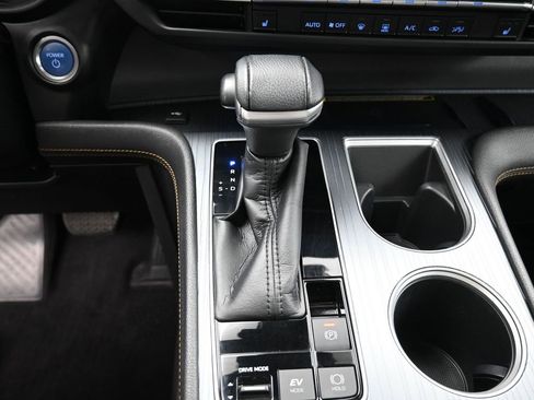 Used 2022 Toyota Sienna XLE Woodland Edition image 26