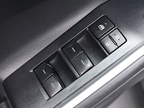 Used 2023 Toyota Highlander XLE AWD/4WD image 4