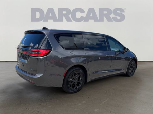 Used 2023 Chrysler Pacifica Limited w/ Uconnect Theater Family Group FWD image 7