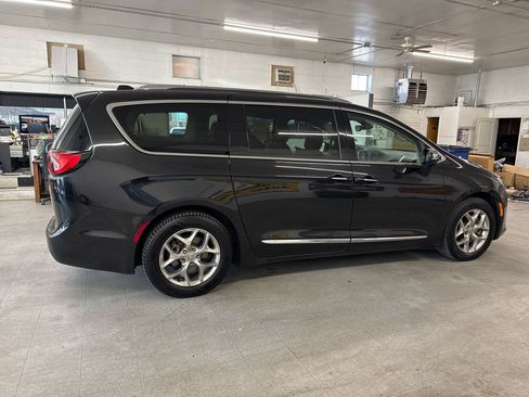 Used 2018 Chrysler Pacifica Limited image 4