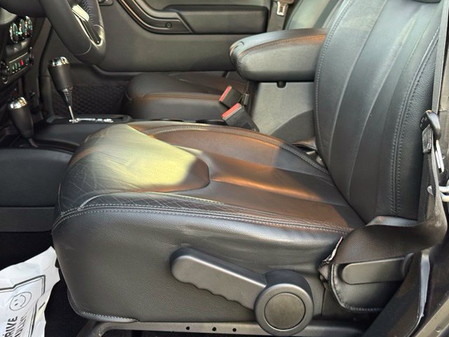 Used 2017 Jeep Wrangler Unlimited Sahara AWD/4WD image 15