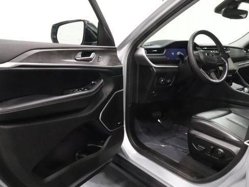 Used 2023 Jeep Grand Cherokee L Limited AWD/4WD image 8