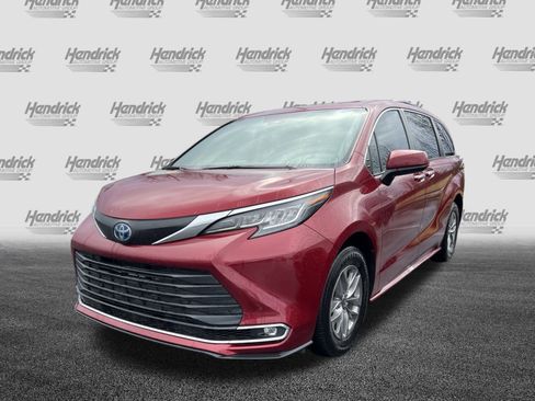 Used 2023 Toyota Sienna XLE image 6