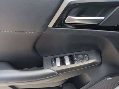 Used 2025 Mitsubishi Outlander SE FWD image 13
