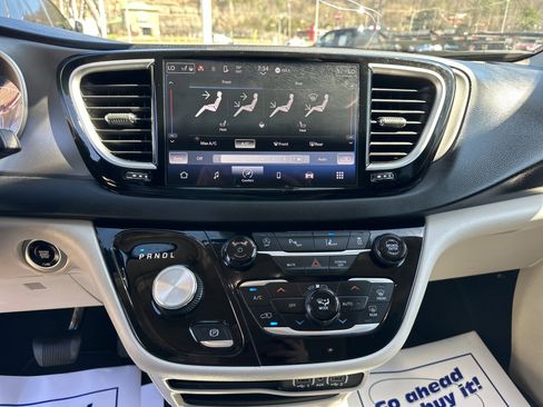 Used 2024 Chrysler Pacifica Touring-L FWD image 15