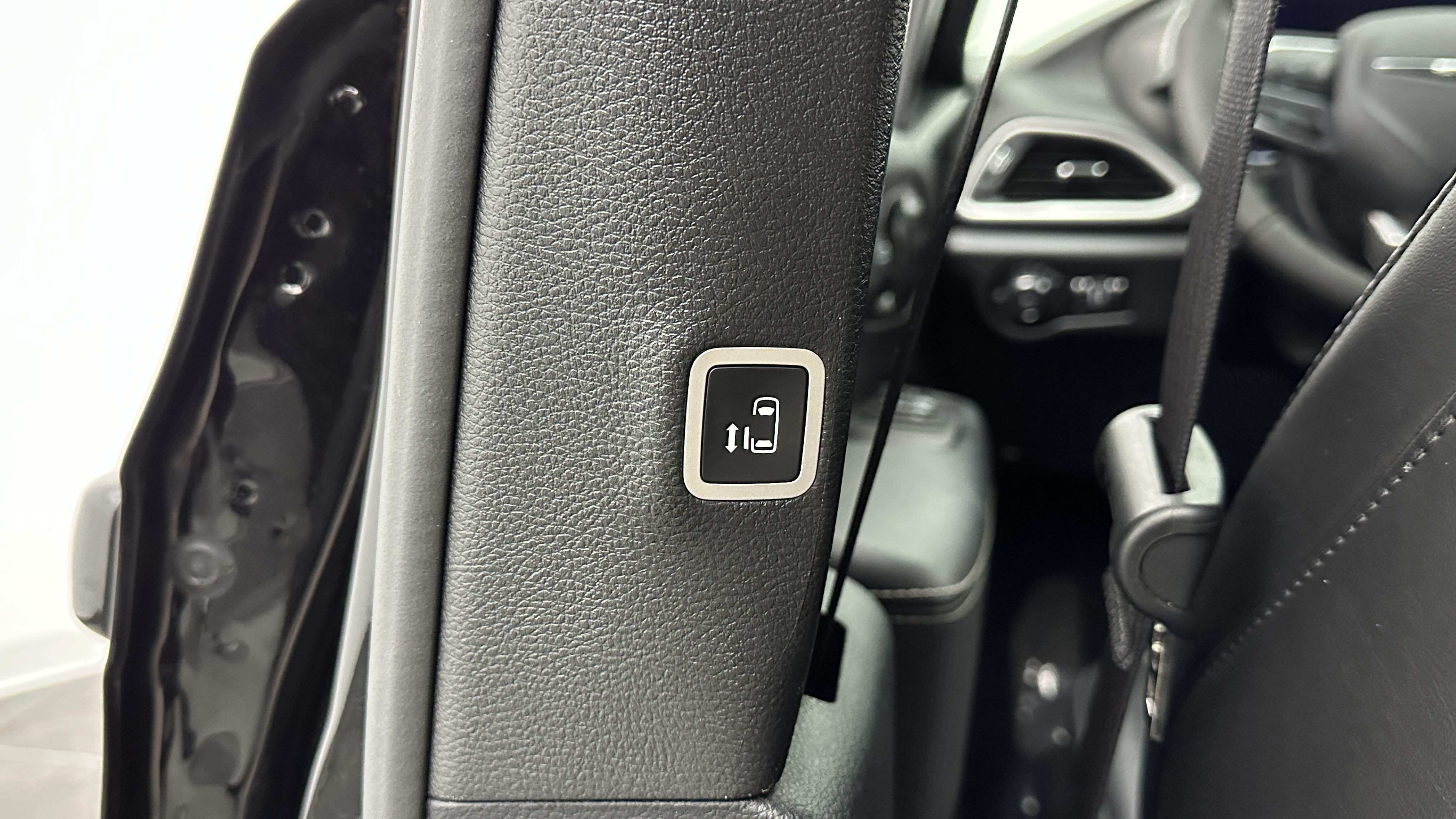 Used 2025 Chrysler Pacifica Select FWD image 27