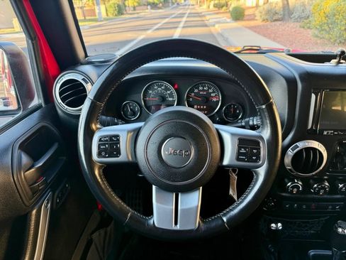 Used 2016 Jeep Wrangler Unlimited Rubicon image 13