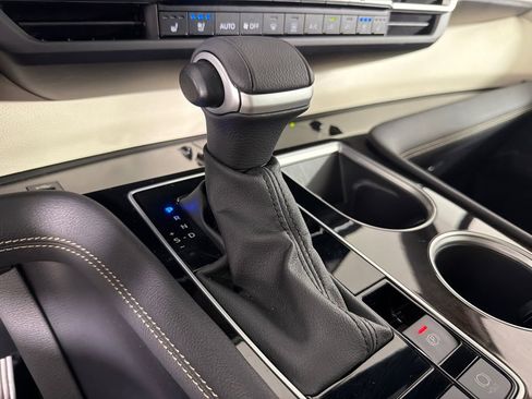 Used 2025 Toyota Sienna Platinum image 32