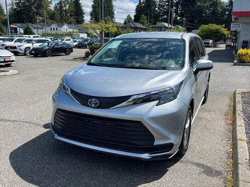 Certified 2025 Toyota Sienna LE FWD image 4