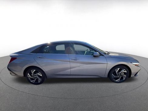 Used 2025 Hyundai Elantra Limited image 16