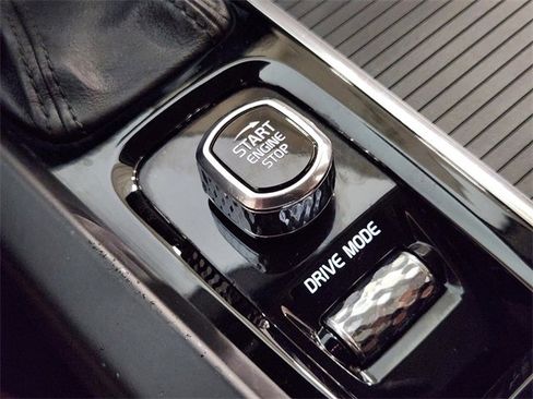 Used 2018 Volvo XC60 T6 Momentum w/ Convenience Package image 21