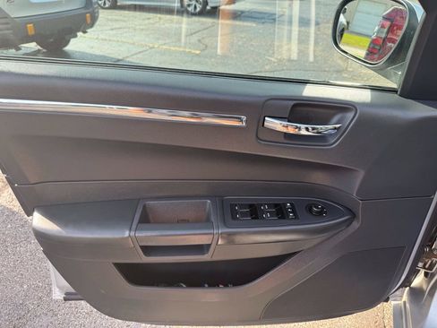 Used 2009 Chrysler 300 Touring RWD image 11