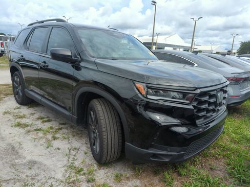 Used 2025 Honda Pilot Sport image 1