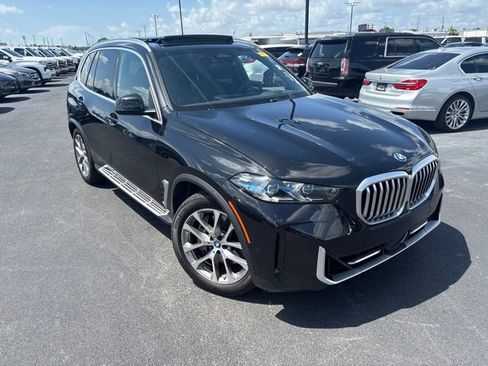 Used 2025 BMW X5 xDrive50e AWD/4WD image 3
