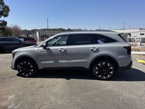 Used 2025 Kia Sorento EX w/ Panoramic Sunroof Package image 4