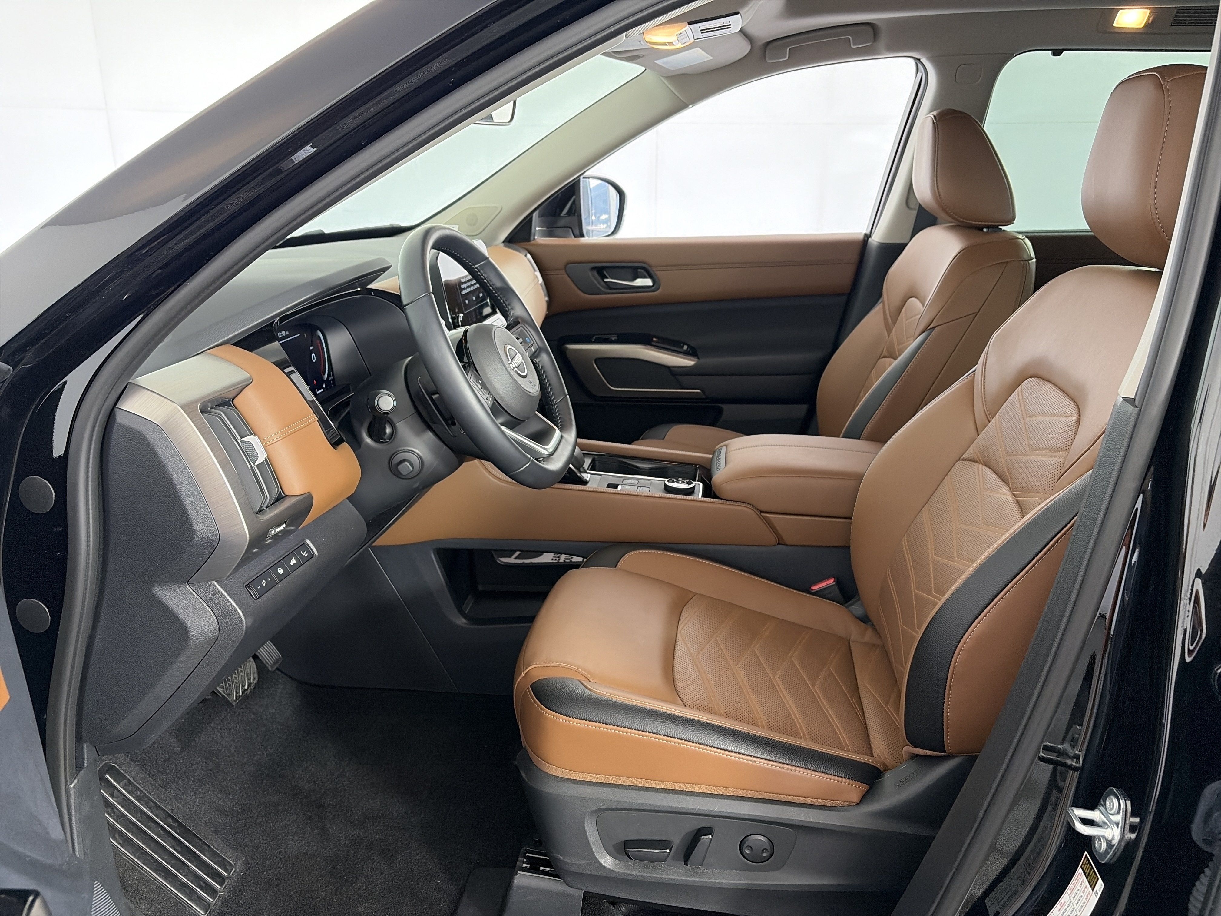 Certified 2025 Nissan Pathfinder Platinum w/ Cargo Package AWD/4WD image 6