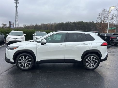 Used 2023 Toyota Corolla Cross XLE image 9