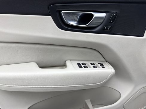 Used 2022 Volvo XC60 B5 Momentum w/ Protection Package Premier image 37