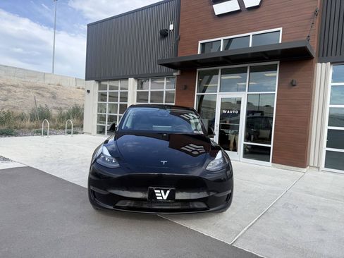 Used 2024 Tesla Model Y Long Range RWD image 3